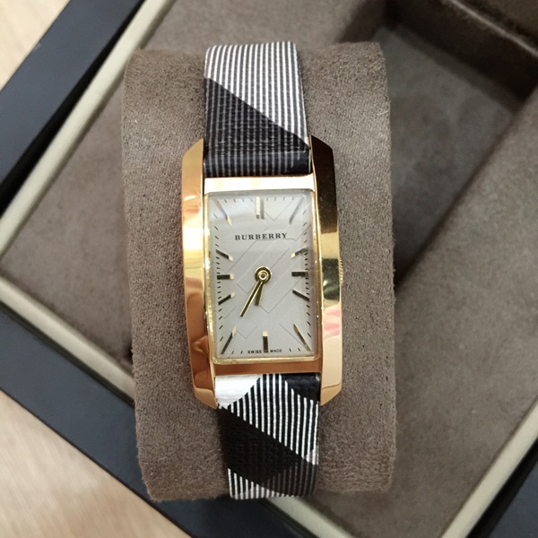 Đồng hồ nữ Burberry dây da BR06